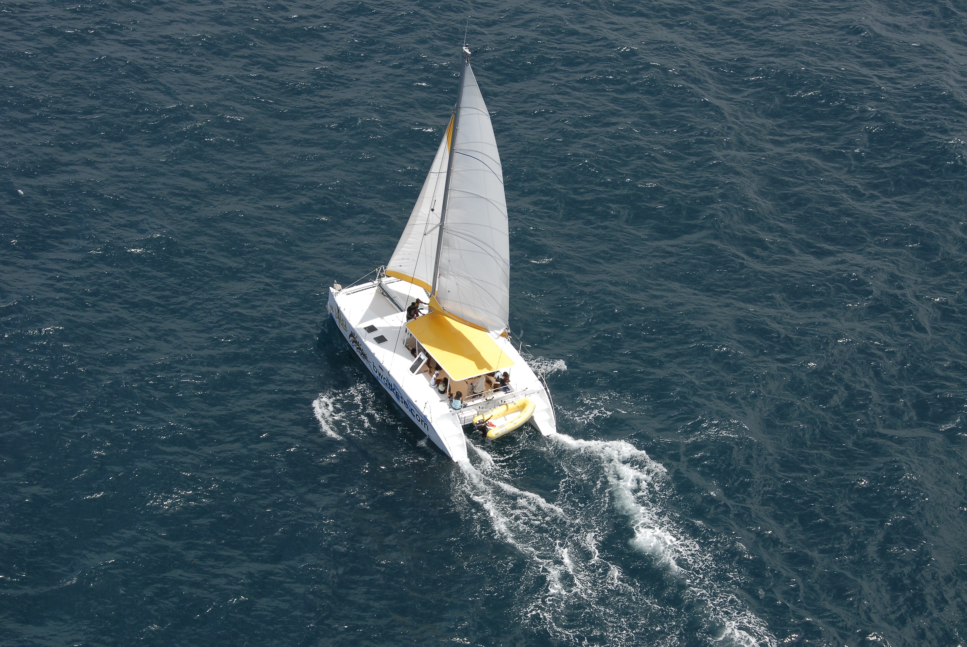 Catamaran vu du ciel sur une mer turquoise en Martinique
